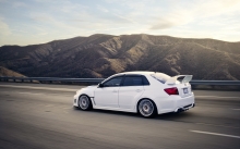 Белый седан Subaru Impreza